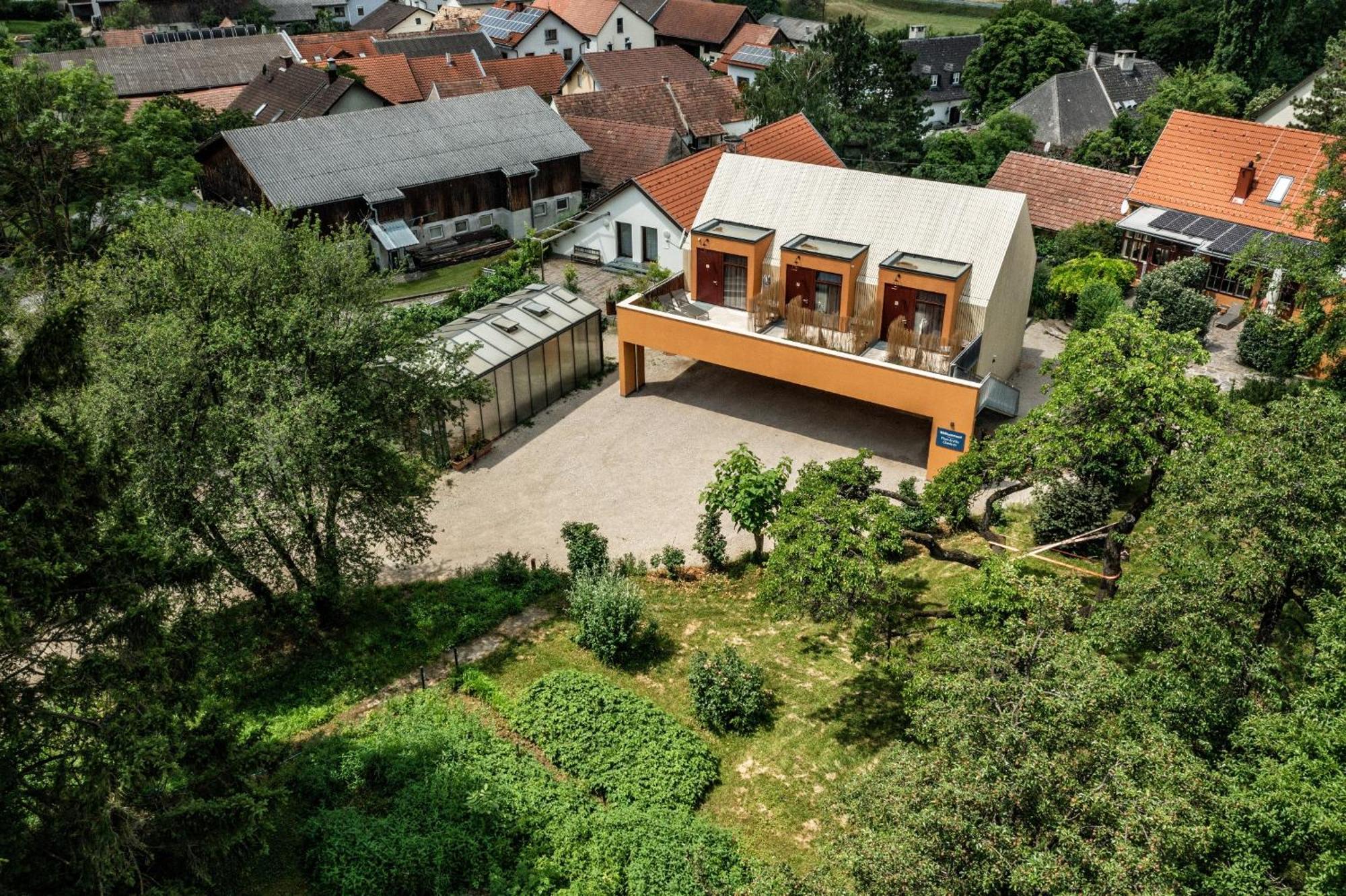 Flora Auf Gut Guntrams Hotel Schwarzau am Steinfelde Kültér fotó