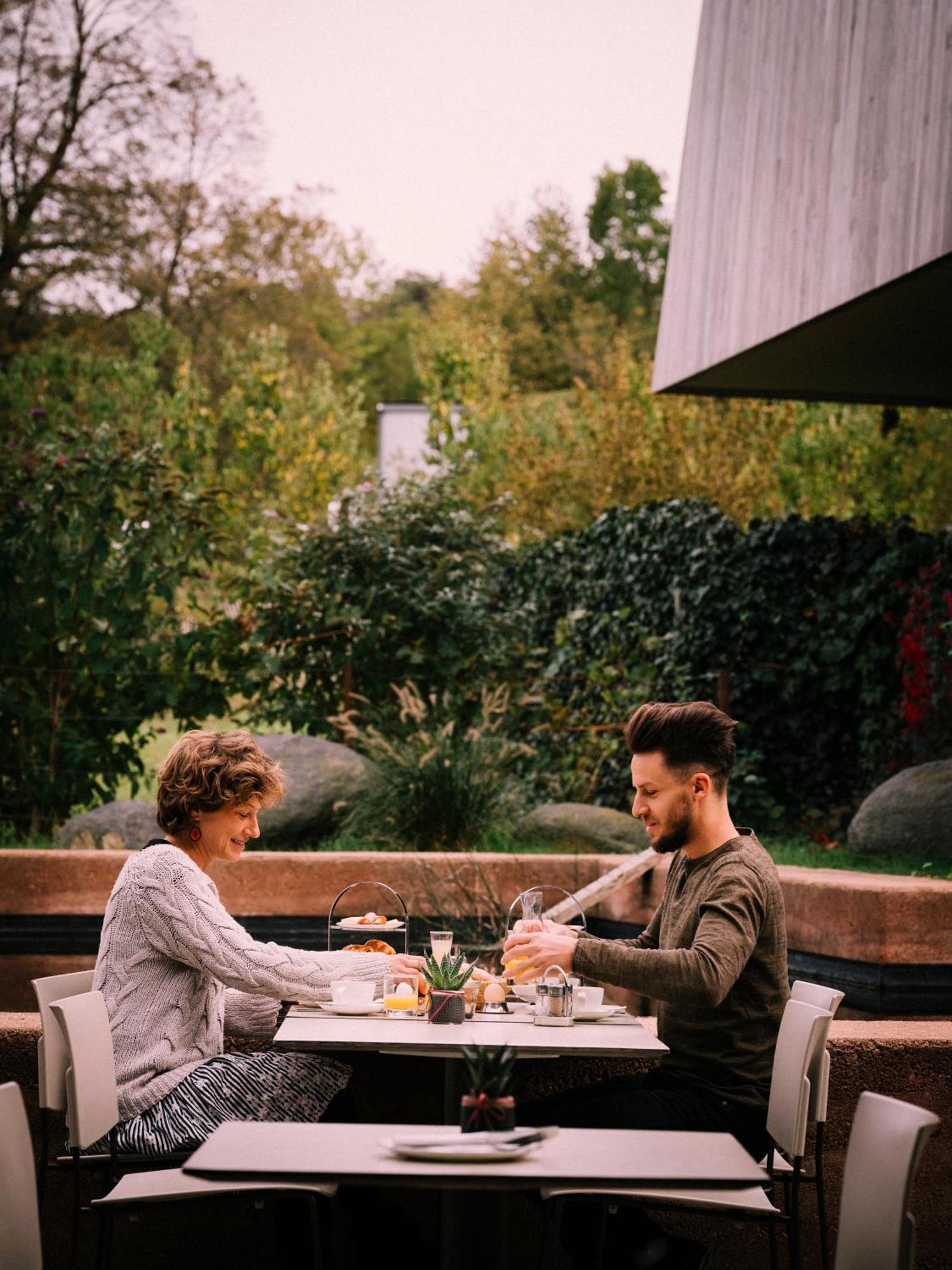 Flora Auf Gut Guntrams Hotel Schwarzau am Steinfelde Kültér fotó
